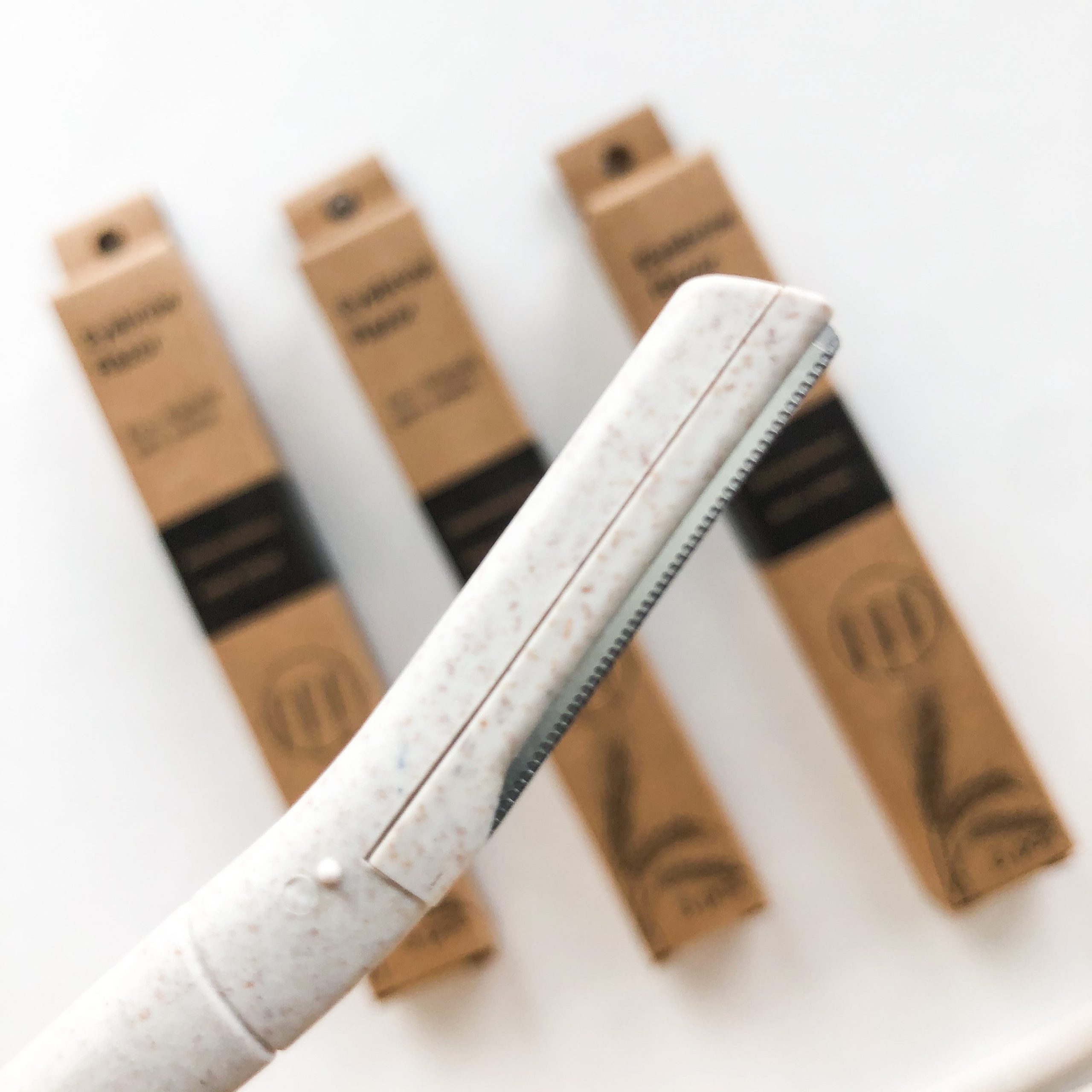 Smile Boutiques Wheat Straw Eyebrow Razor – Biodegradable Dermaplaning Tool (Set of 3)