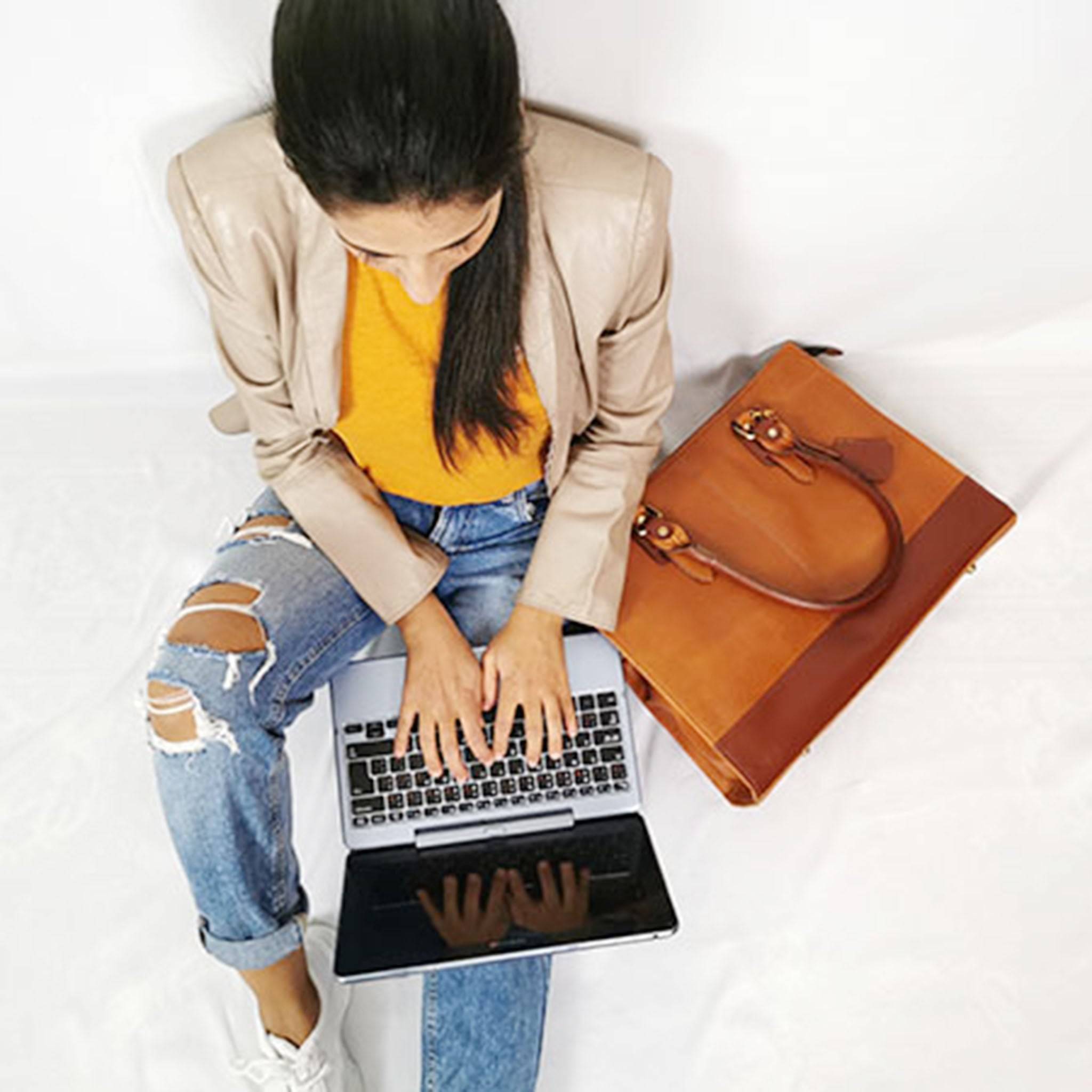 The Signature 17" Leather Laptop Bag, Tan - Image 3